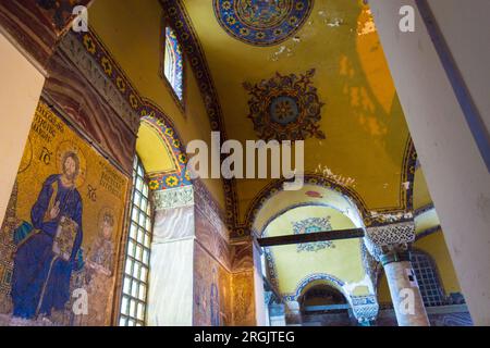 Plafond byzantin et abside mosaïques dorées de la Vierge Marie, mère de Jésus tenant le Christ enfant et Christ Pantocrator à Sainte-Sophie Banque D'Images