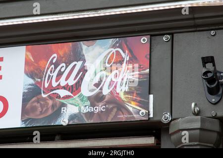 Milan , Italie - 08 07 2023 : Coca Cola véritable magie publicité signe logo magasin de café café boisson gazeuse boisson gazeuse produit boisson rafraîchissante mur de bar Banque D'Images