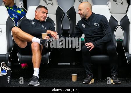 Le Manager du comté de Derby, Paul Warne, et son assistant Manager Richie Barker se serrent la main avant le coup d'envoi du match de Sky Bet League One au Pride Park, Derby. Date de la photo : Samedi 5 août 2023. Banque D'Images