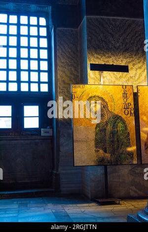 Plafond byzantin et abside mosaïques dorées de la Vierge Marie, mère de Jésus tenant le Christ enfant et Christ Pantocrator à Sainte-Sophie Banque D'Images