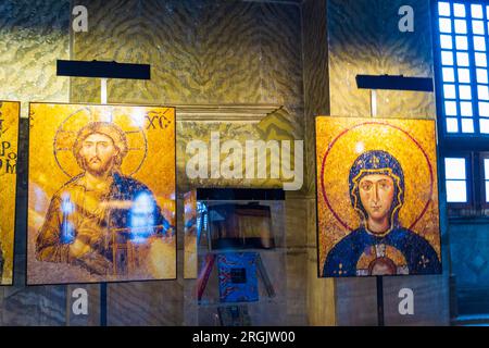 Plafond byzantin et abside mosaïques dorées de la Vierge Marie, mère de Jésus tenant le Christ enfant et Christ Pantocrator à Sainte-Sophie Banque D'Images