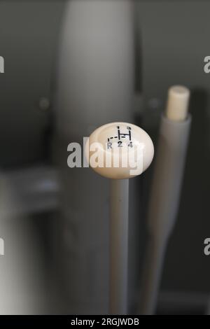 levier de vitesses de vieille voiture blanc ivoire et levier de vitesses manuel à quatre vitesses vintage rétro Banque D'Images