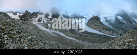 panorama des glaciers de cabane du Mountet avec Glacier du Obergabelhorn, Glacier Durand et Glacier du Grand Cornier, Valais Banque D'Images