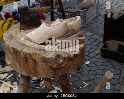 Chaussures en bois traditionnelles des pays-Bas - chaussures en bois faites à la main Banque D'Images