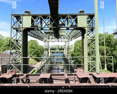 Ascenseur à bateau - système avec de très grands conteneurs remplis d'eau, en forme de gouttière dans lesquels les navires roulent et des rails sur lesquels ces conteneurs se déplacent, ce qui permet Banque D'Images