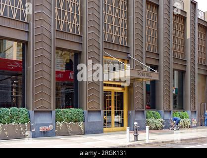 Nomade : Rose Hill, un immeuble résidentiel de style Art déco nommé pour le quartier, est un gratte-ciel en bronze et verre situé au 30 East 29th Street. Banque D'Images