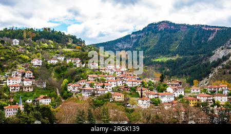 Maisons anciennes traditionnelles dans le district de Goynuk de Bolu, Turquie. Vue aérienne de Goynuk avec de belles maisons historiques. Banque D'Images