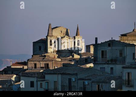 Lumière dramatique sur l'église de 'Santa Maria di Loreto' dans le village de pierre de Petralia Soprana, Sicile, Italie Banque D'Images