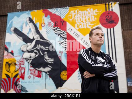 AMSTERDAM - artiste de rue Shepard Fairey lors du dévoilement de sa nouvelle murale sur le mur latéral du musée DE LA PAILLE. L’artiste américain est surtout connu pour son célèbre affiche D’ESPOIR DE Barack Obama. ANP SEM VAN DER WAL pays-bas Out - belgique Out Banque D'Images