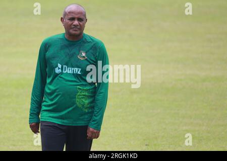 L'entraîneur-chef de l'équipe nationale féminine de cricket du Bangladesh, Hashan Prasantha Tillakaratne, lors de la séance d'entraînement nationale bangladaise Banque D'Images