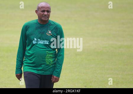 L'entraîneur-chef de l'équipe nationale féminine de cricket du Bangladesh, Hashan Prasantha Tillakaratne, lors de la séance d'entraînement nationale bangladaise Banque D'Images