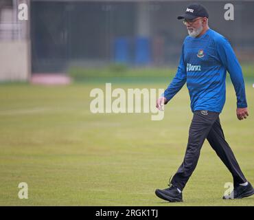 L'entraîneur-chef Chandika Hathurusingha pendant les joueurs de cricket nationaux bangladais assistent à une séance d'entraînement au Sher-e-Bangla National Cricket Stadium à Mirp Banque D'Images