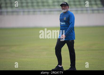 L'entraîneur-chef Chandika Hathurusingha pendant les joueurs de cricket nationaux bangladais assistent à une séance d'entraînement au Sher-e-Bangla National Cricket Stadium à Mirp Banque D'Images