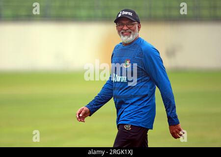 L'entraîneur-chef Chandika Hathurusingha pendant les joueurs de cricket nationaux bangladais assistent à une séance d'entraînement au Sher-e-Bangla National Cricket Stadium à Mirp Banque D'Images