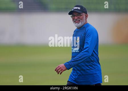 L'entraîneur-chef Chandika Hathurusingha pendant les joueurs de cricket nationaux bangladais assistent à une séance d'entraînement au Sher-e-Bangla National Cricket Stadium à Mirp Banque D'Images