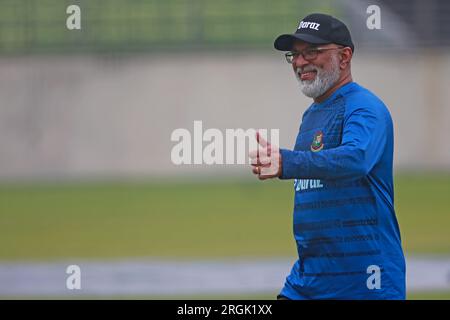 L'entraîneur-chef Chandika Hathurusingha pendant les joueurs de cricket nationaux bangladais assistent à une séance d'entraînement au Sher-e-Bangla National Cricket Stadium à Mirp Banque D'Images