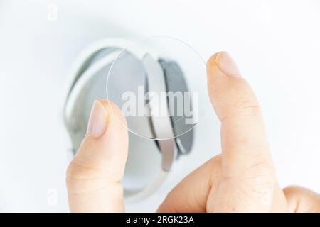 Remplacement du verre fissuré sur une montre intelligente sur fond blanc, réparation Banque D'Images