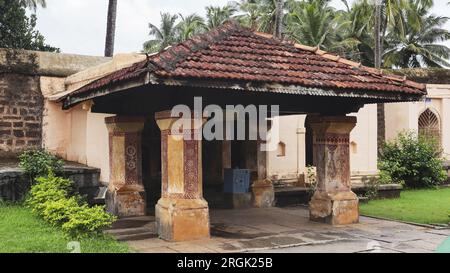 Petit temple à l'intérieur du campus Temple Madhukeshwara, Banavasi, Uttara Kannada, Karnataka, Inde Banque D'Images