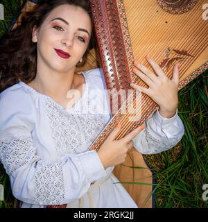 Jeune femme ukrainienne dans une robe blanche Banque D'Images