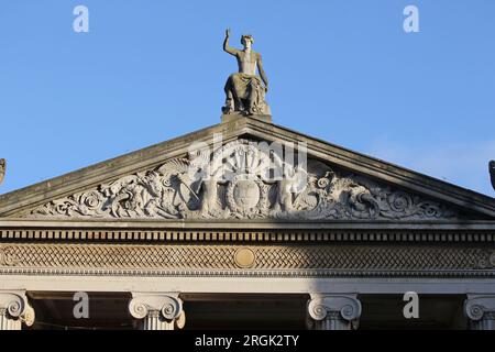 Détail d'une sculpture au-dessus du Ashmolean Museum, Oxford, Angleterre avec les armoiries de l'université au centre. Bâtiment conçu par Charles Cockerell Banque D'Images