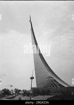Années 1970 : Monument aux conquérants de l'espace à Moscou Russie Union soviétique aiguille spatiale commémorant le premier homme dans l'espace Banque D'Images