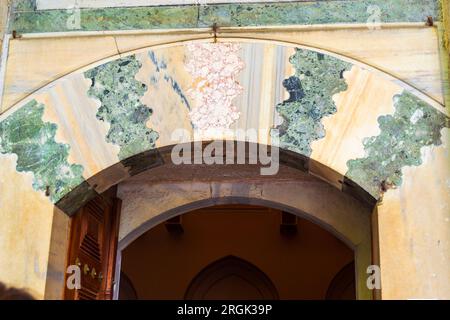 Entrée richement décorée du Pavillon du Conquérant abritant le Trésor impérial dans le complexe du palais de Topkapi, ville d'Istanbul Turkry ou Turkye Banque D'Images