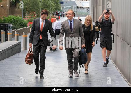 L'acteur Kevin Spacey quitte Southwark Crown court avec le Manager Ewan Lowenstein et Lucinda Lowenstein lors de son procès à Londres Banque D'Images