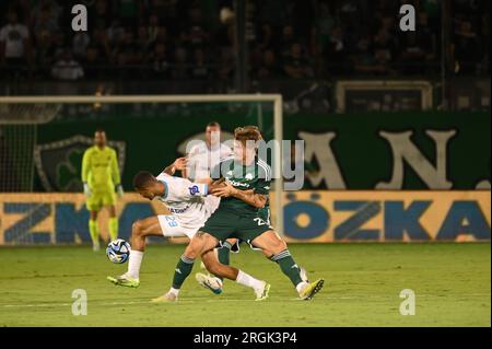 Athènes, Grèce. 09 août 2023. Ndiaye no 29 de Marseille tente d'éviter Jedvaj no 21 de Panathinaikos. (Photo de Dimitrios Karvountzis/Pacific Press) crédit : Pacific Press Media production Corp./Alamy Live News Banque D'Images