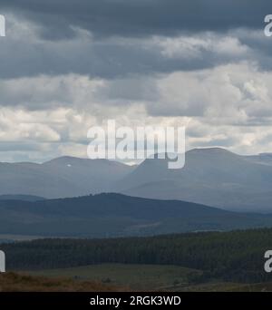 Les montagnes de Cairngorm vues depuis la route de Dava, Speyside, région de Grampian, Écosse. Banque D'Images