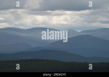 Les montagnes de Cairngorm vues depuis la route de Dava, Speyside, région de Grampian, Écosse. Banque D'Images