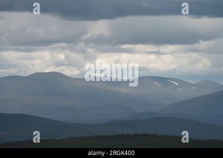 Les montagnes de Cairngorm vues depuis la route de Dava, Speyside, région de Grampian, Écosse. Banque D'Images