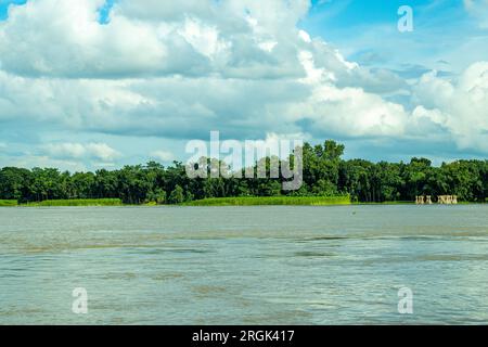 Vue de ciel bleu nuageux beaux villages. Merveilleux paysage printanier au village au bord du lac avec des champs verts, ciel bleu, nuages, rivière, lac flo Banque D'Images