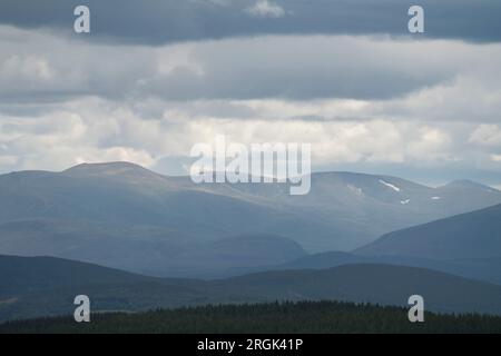 Les montagnes de Cairngorm vues depuis la route de Dava, Speyside, région de Grampian, Écosse. Banque D'Images