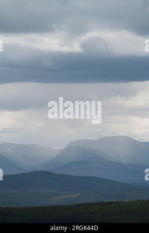 Les montagnes de Cairngorm vues depuis la route de Dava, Speyside, région de Grampian, Écosse. Banque D'Images