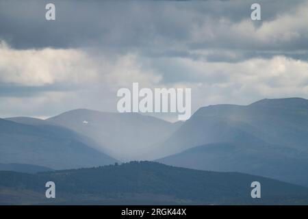 Les montagnes de Cairngorm vues depuis la route de Dava, Speyside, région de Grampian, Écosse. Banque D'Images