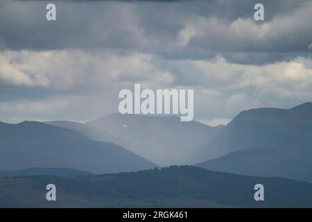 Les montagnes de Cairngorm vues depuis la route de Dava, Speyside, région de Grampian, Écosse. Banque D'Images