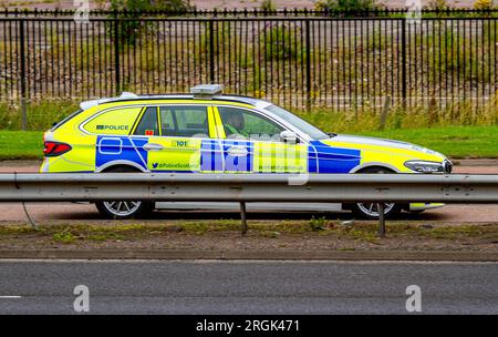 Dundee, Tayside, Écosse, Royaume-Uni. 10 août 2023. UK Météo : par une journée nuageuse avec une humidité considérable et des températures autour de 22°C. Les officiers de police écossais assument leurs responsabilités quotidiennes alors qu'ils conduisent le long de la route Kingsway West à double chaussée de Dundee. Dundee a le taux de criminalité le plus élevé d'Écosse, dépassant Glasgow. Crédit : Dundee Photographics/Alamy Live News Banque D'Images