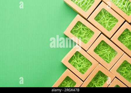 Maquettes d'arrière-plans du vendredi vert. Étiquette de vente sur fond vert. Boîtes à provisions en papier et étiquette verte. Idée d'achat écologique, utile thi Banque D'Images