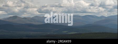 Les montagnes de Cairngorm vues depuis la route de Dava, Speyside, région de Grampian, Écosse. Banque D'Images