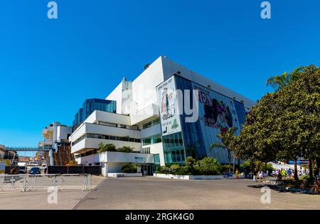 Cannes, France - 31 juillet 2022 : vue latérale du festival de cinéma Palais des Festivals et Congrès rue Buttura et Boulevard de la Croisette à Cannes Banque D'Images