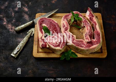 Bovins côtes de bœuf préparées sur la table Banque D'Images