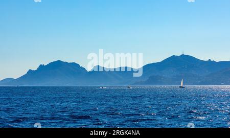 Alpes montagnes rocheuses et falaises sur Golfe de la Napoule à la mer Méditerranée de la Côte d'Azur au large de Cannes en France Banque D'Images