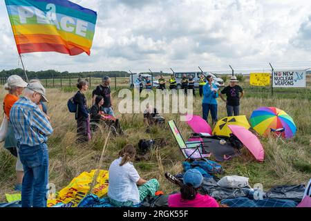 Volkel, pays-Bas, 09.08.2023, militants pour la paix et le climat lors d'une action de protestation contre les armes nucléaires sur la base aérienne militaire néerlandaise Banque D'Images
