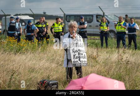 Volkel, pays-Bas, 09.08.2023, activiste prononçant un discours lors d'une action de protestation contre les armes nucléaires à la base aérienne militaire néerlandaise Banque D'Images