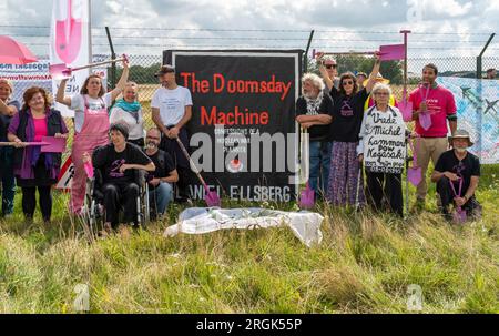 Volkel, pays-Bas, 09.08.2023, militants pour la paix et le climat lors d'une action de protestation contre les armes nucléaires sur la base aérienne militaire néerlandaise Banque D'Images