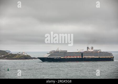 Port de Cork, Cork, Irlande. 10 août 2023. Par un matin couvert gris, le navire de croisière Zuiderdam traverse l'avant-port de roches point tout en se rendant à Cobh, dans le comté de Cork. - Crédit : David Creedon / Alamy Live News Banque D'Images