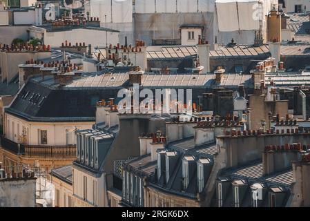 Toits parisiens ensoleillés dans le style haussmannien Banque D'Images