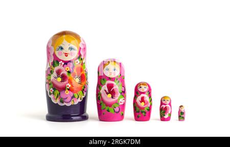 Poupées russes Matryoshka dans différentes tailles. Matryoshka traditionnel placé dans une rangée. Ensemble de jouets en bois sur fond blanc. Banque D'Images