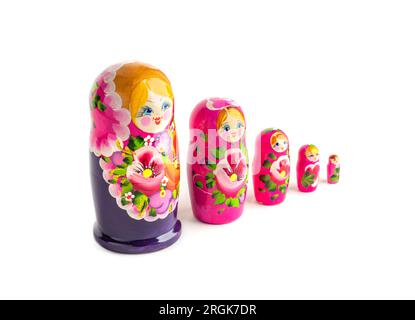 Poupées russes Matryoshka dans différentes tailles. Matryoshka traditionnel placé dans une rangée. Ensemble de jouets en bois sur fond blanc. Banque D'Images