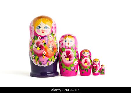 Poupées russes Matryoshka dans différentes tailles. Matryoshka traditionnel placé dans une rangée. Ensemble de jouets en bois sur fond blanc. Banque D'Images